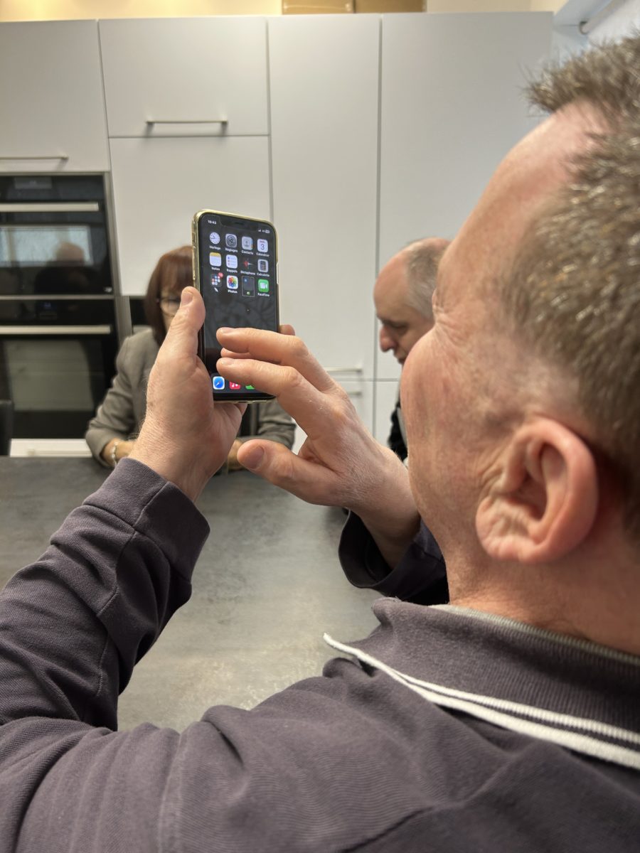 Bruno sur son smartphone