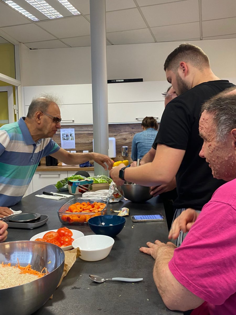 Un atelier cuisine bien animé