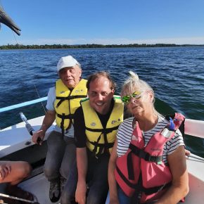 Cédric, Christian et Maguy lors d’une journée d’initiation à la voile handisport.