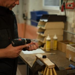 Raphaël, brossier au sein de l’association, en plein travail.