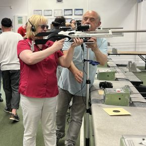 Véronique découvre le tir sportif adapté, accompagnée de Christian.