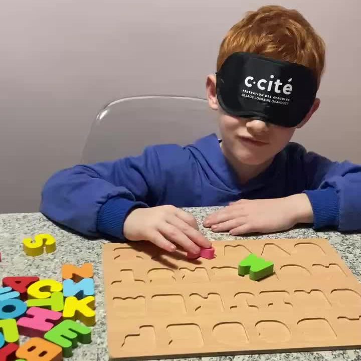 Un jeune garçon dans un atelier de sensibilisation